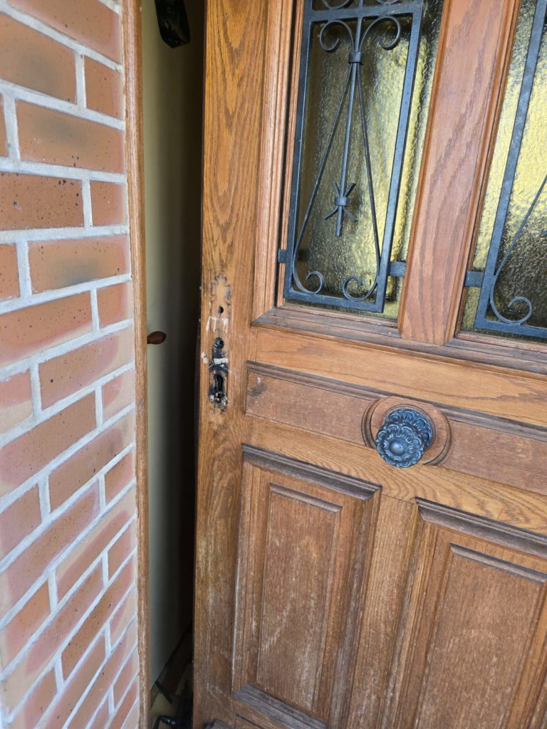 Arrachement de la plaque de propreté et de la poignée avec un pied-de-biche.