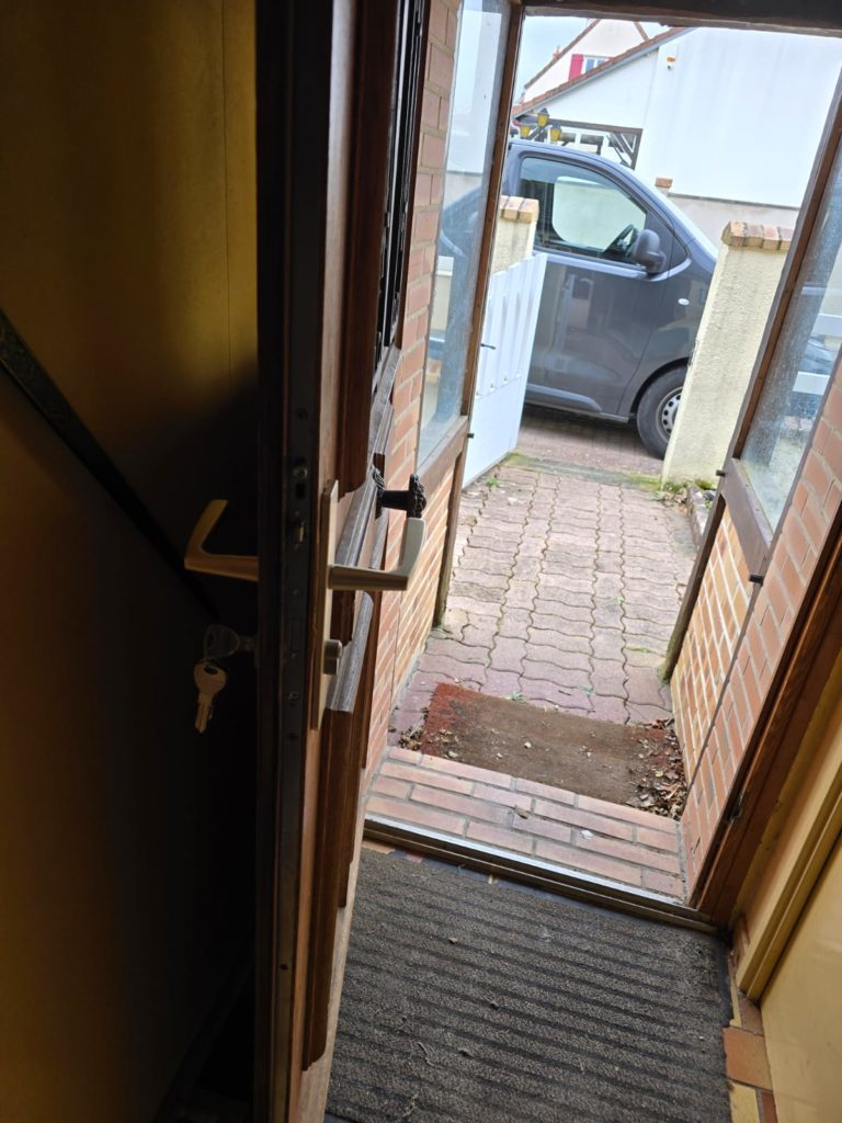 Remplacement de la poignée et de la plaque de propreté par un modèle plus sécurisé, avec des vis de fixation non accessibles de l’extérieur + clés : vue de profil