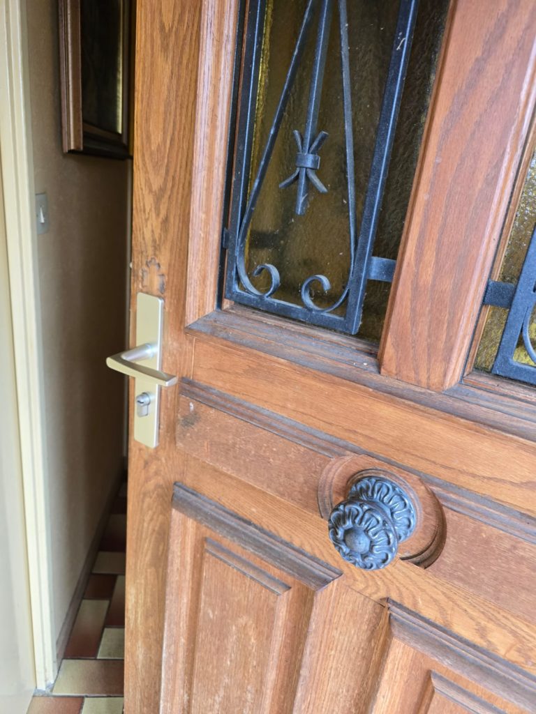 Remplacement de la poignée et de la plaque de propreté par un modèle plus sécurisé, avec des vis de fixation non accessibles de l’extérieur