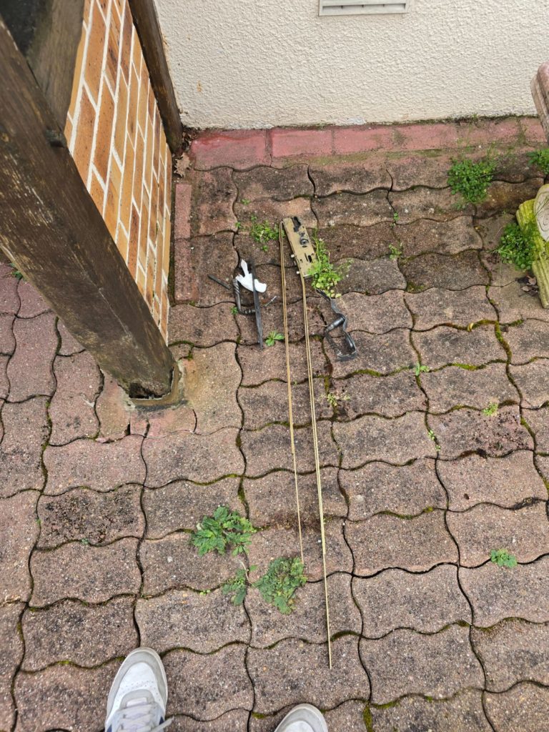 plaque de propreté arrachée et poignée à l’aide d’un pied-de-biche, serrure et crémone hors d’usage suite à l’effraction